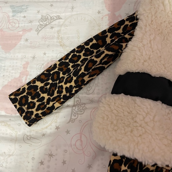Leopard print fuzzy vest outfit - Picture 3 of 5